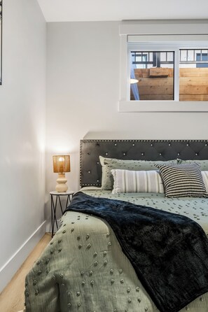 2 bedrooms, iron/ironing board, free WiFi, bed sheets - Modern, spacious 2BR suite in Calgary, 13 min to downtown, private entrance (Calgary)