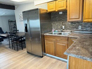 Comfort Duplex, Mountain View | Private kitchen | Coffee/tea maker, electric kettle, dining tables