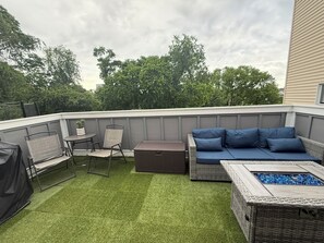 Outdoor dining - Entire Home in Pittsburgh, PA (Pittsburgh)