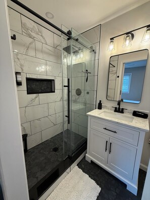 Shower, hair dryer, towels, soap - Entire Home in Pittsburgh, PA (Pittsburgh)