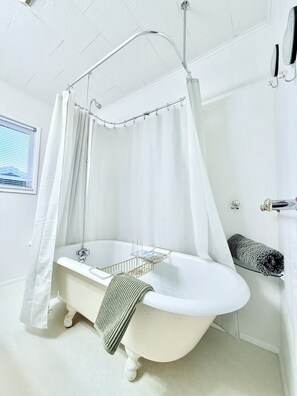 Hair dryer, bidet, towels, soap - Fabulous 1-bedroom apartment in Anchorage perfect for your getaway (Anchorage)