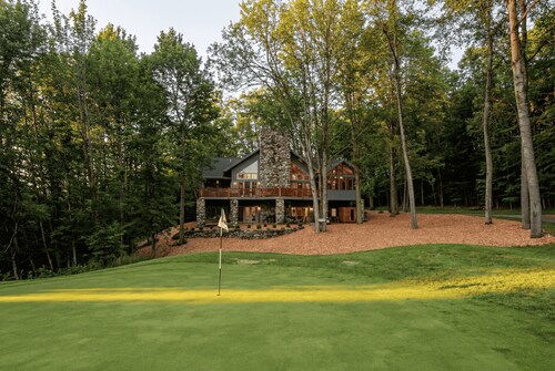 The Legend Lodge ~ Bellaire's Retreat ~Golf Sim, Ski, Sauna, Arcade, Pool Table