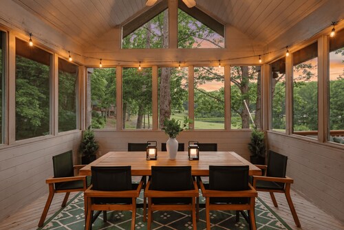 The Legend Lodge ~ Bellaire's Retreat ~Golf Sim, Ski, Sauna, Arcade, Pool Table