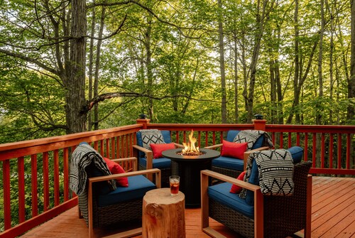 The Legend Lodge ~ Bellaire's Retreat ~Golf Sim, Ski, Sauna, Arcade, Pool Table
