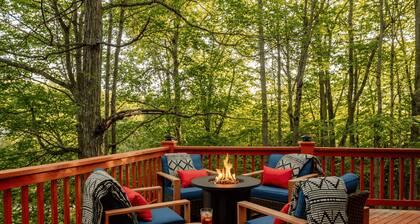 The Legend Lodge ~ Bellaire's Retreat ~Golf Sim, Ski, Sauna, Arcade, Pool Table