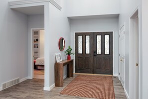 5 Schlafzimmer, Schreibtisch, Bügeleisen/Bügelbrett, Reisekinderbett