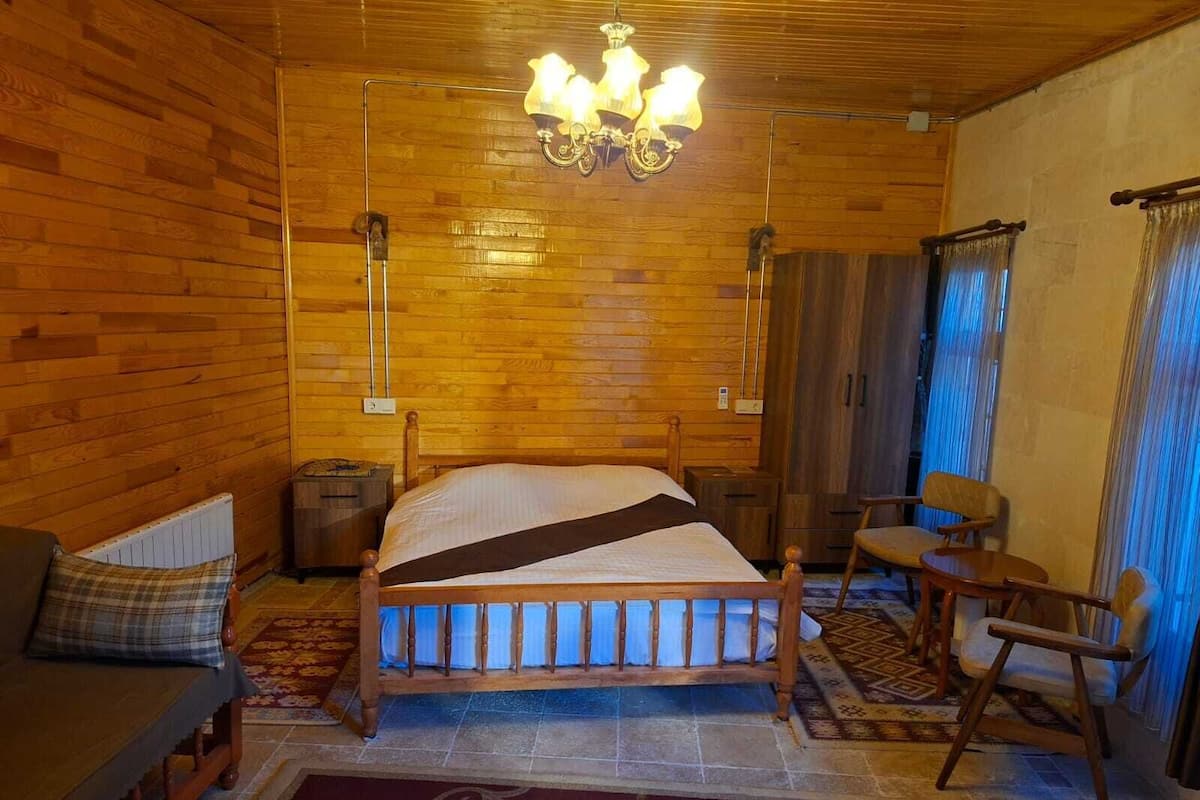 Kolmen hengen perhehuone, useita sänkyjä, tupakointi kielletty