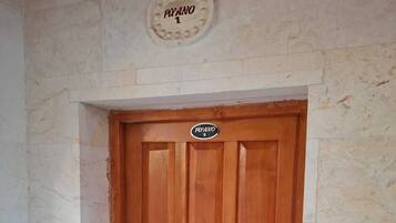 Una puerta de madera con un letrero encima que dice 'PIVANO 1'.