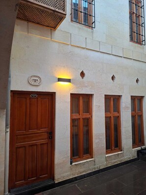 Exterior detail - Ela Sultan Han (Gaziantep)