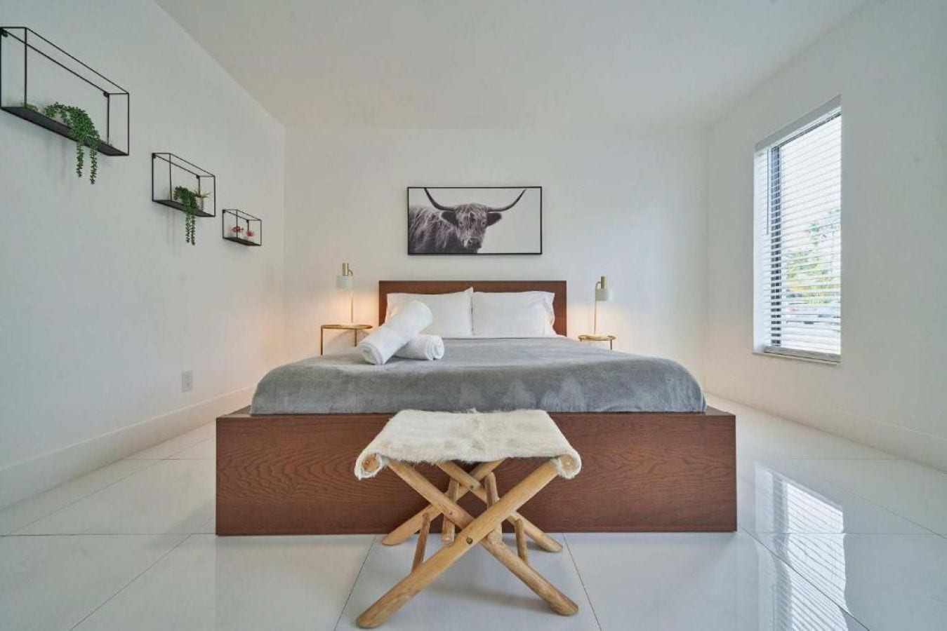 Tabla de planchar con plancha, wifi gratis y ropa de cama 