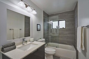 Villa | Bathroom - Casa Tua by Glam Homes (North Miami Beach)