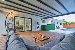 Outdoor dining - Casa Tua by Glam Homes (North Miami Beach)