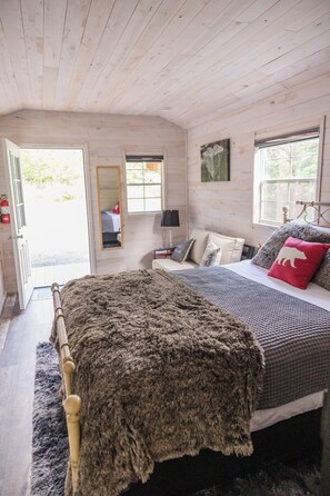Room - Cozy one of a kind Glamping cabin. Close to 3 beaches and lots of hiking trails (Eastport)