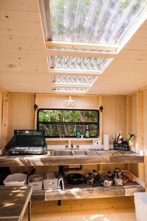 Private kitchen - Cozy one of a kind Glamping cabin. Close to 3 beaches and lots of hiking trails (Eastport)