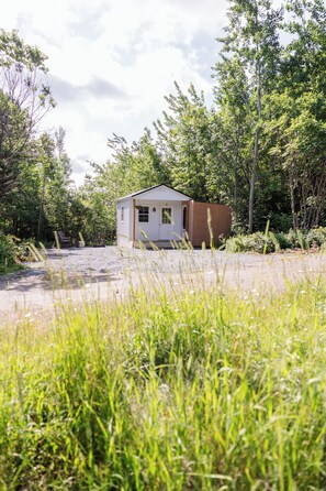 Exterior - Cozy one of a kind Glamping cabin. Close to 3 beaches and lots of hiking trails (Eastport)