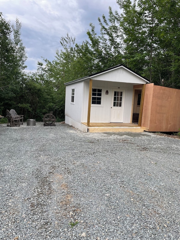 Exterior - Cozy one of a kind Glamping cabin. Close to 3 beaches and lots of hiking trails (Eastport)