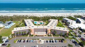 Un hôtel doté d’une cour intérieure, de plusieurs parkings et offrant une vue sur la plage.