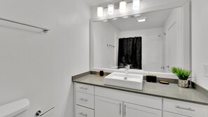 Secadora de cabello, toallas, jabón, papel de baño 