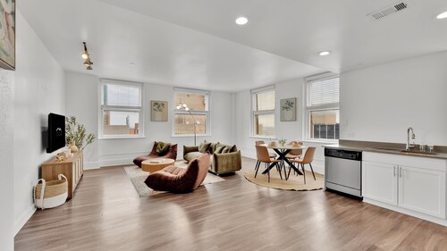 HEB302 Elegant Downtown Fort Worth Condo w/ Gym&Parking by Traveller's Comfort