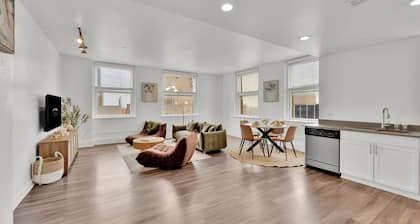 HEB302 Elegant Downtown Fort Worth Condo w/ Gym&Parking by Traveller's Comfort
