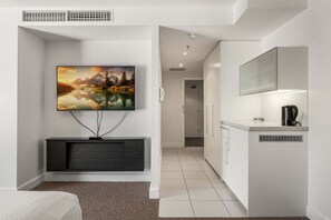 1 chambre, fer et planche à repasser, draps fournis