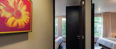 2 habitaciones, tabla de planchar con plancha, internet y ropa de cama