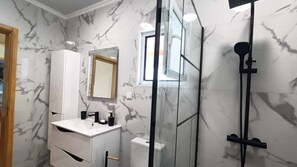 Shower, hair dryer, towels, soap - Bethlehem House 5 (São Roque)