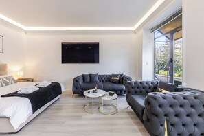 Room - Central Comfy Spot | Studio for 2 with Wi-Fi by PikHost (Tiranë)