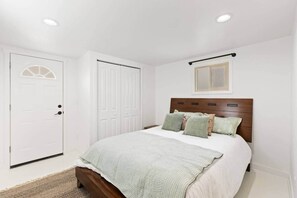 1 bedroom, iron/ironing board, WiFi, bed sheets - Sawatch Mtn Suite - Healthy Home Colorado Springs (Colorado Springs)