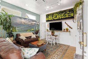 TV - Mountain-Inspired 1BR - Healthy Home Colo Springs (Colorado Springs)