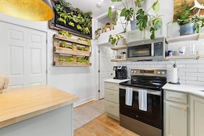 Private kitchen - Mountain-Inspired 1BR - Healthy Home Colo Springs (Colorado Springs)