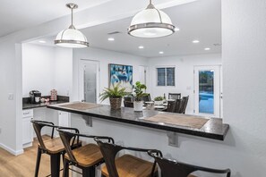 Dining - Casa Calypso: Resort Vibes, Games, Massive Parking (Lake Havasu City)