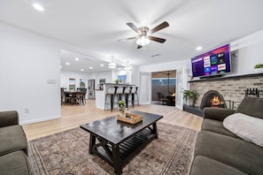 Dining - Casa Calypso: Resort Vibes, Games, Massive Parking (Lake Havasu City)