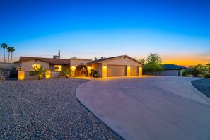 Exterior - Casa Calypso: Resort Vibes, Games, Massive Parking (Lake Havasu City)