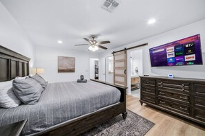 4 bedrooms, iron/ironing board, WiFi, bed sheets - Casa Calypso: Resort Vibes, Games, Massive Parking (Lake Havasu City)