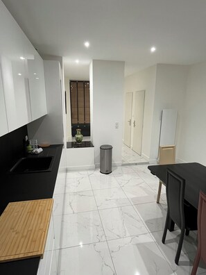 Private kitchen - Vrbo Property (Bordeaux)