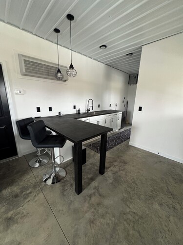 1 Bed/1 Bath Guest House