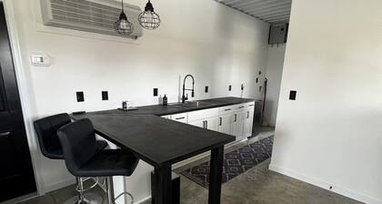 1 Bed/1 Bath Guest House