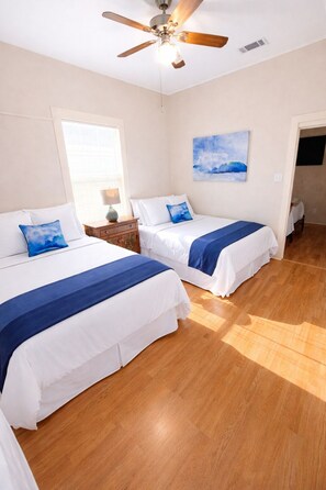 Room - Marvelous 4-bedroom house with AC in charming Galveston (Galveston)