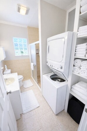Dusche, Handtücher, Seife, Toilettenpapier