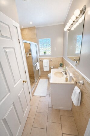 Bathroom - Marvelous 4-bedroom house with AC in charming Galveston (Galveston)