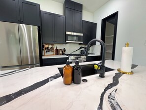 Kühlschrank, Mikrowelle, Ofen, Herdplatte