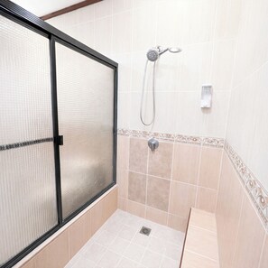 Luxury Suite, Balcony, Pool View | Bathroom | Shower, shampoo, toilet paper - Gioventu  (San Salvador)