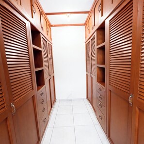 Suite de lujo, balcón, vista a la alberca | Interior