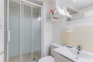 Douche, serviettes fournies