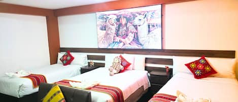 Una habitación de hotel con tres camas, un mural grande en la pared y techo de madera.