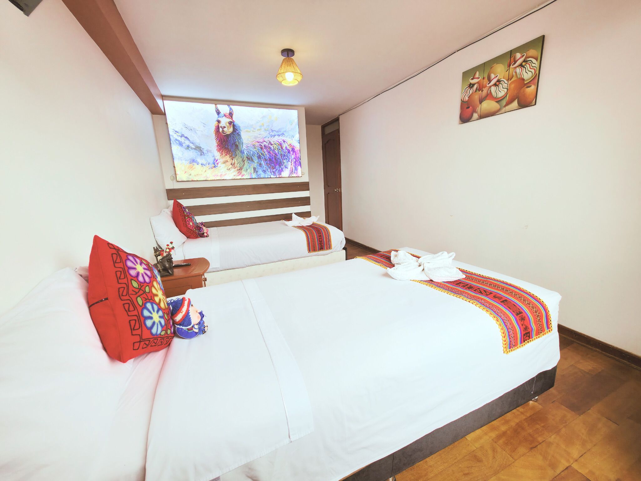 Ein Hotelzimmer mit einem Bett, einem Fernseher und einem Bild an der Wand.