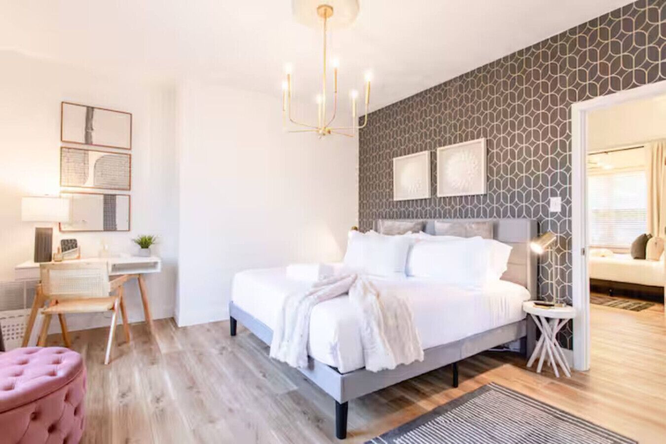 4 slaapkamers, een bureau, een strijkplank/strijkijzer, reisbedje