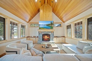 Smart-TV, Kamin, Arbeitsbereiche