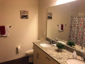 Villa (3 Bedrooms) | Bathroom | Bathtub, towels, soap, shampoo - Comfortable 3BR Townhome Near Parks, Great Value (Kissimmee)